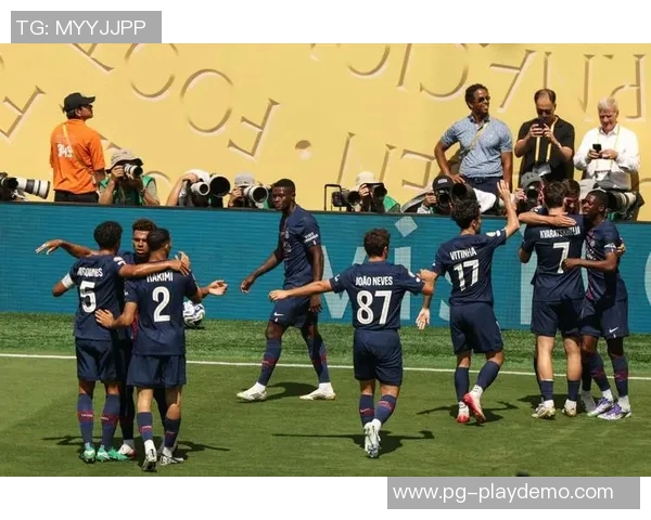 西甲激战:巴黎圣日耳曼与皇马平局精彩瞬间引发全场沸腾 西甲激战:巴黎圣日耳曼与皇马平局精彩瞬间引发全场沸腾